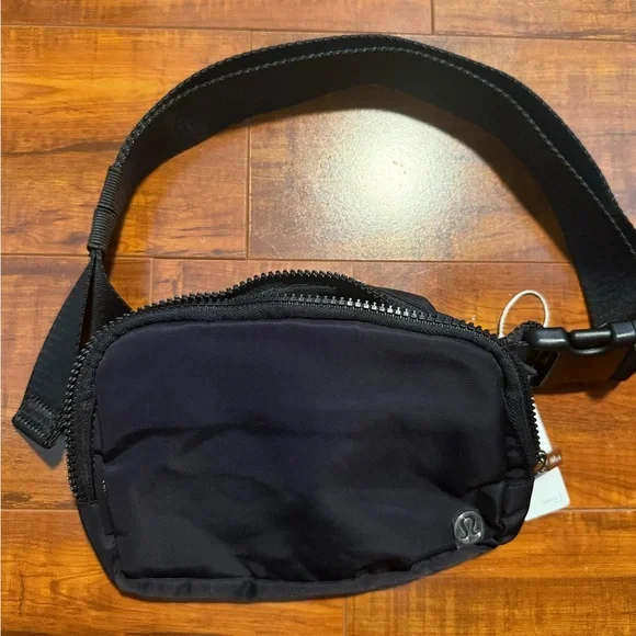 NWOT Lululemon athletica Black Belt Bag - Picture 1 of 16